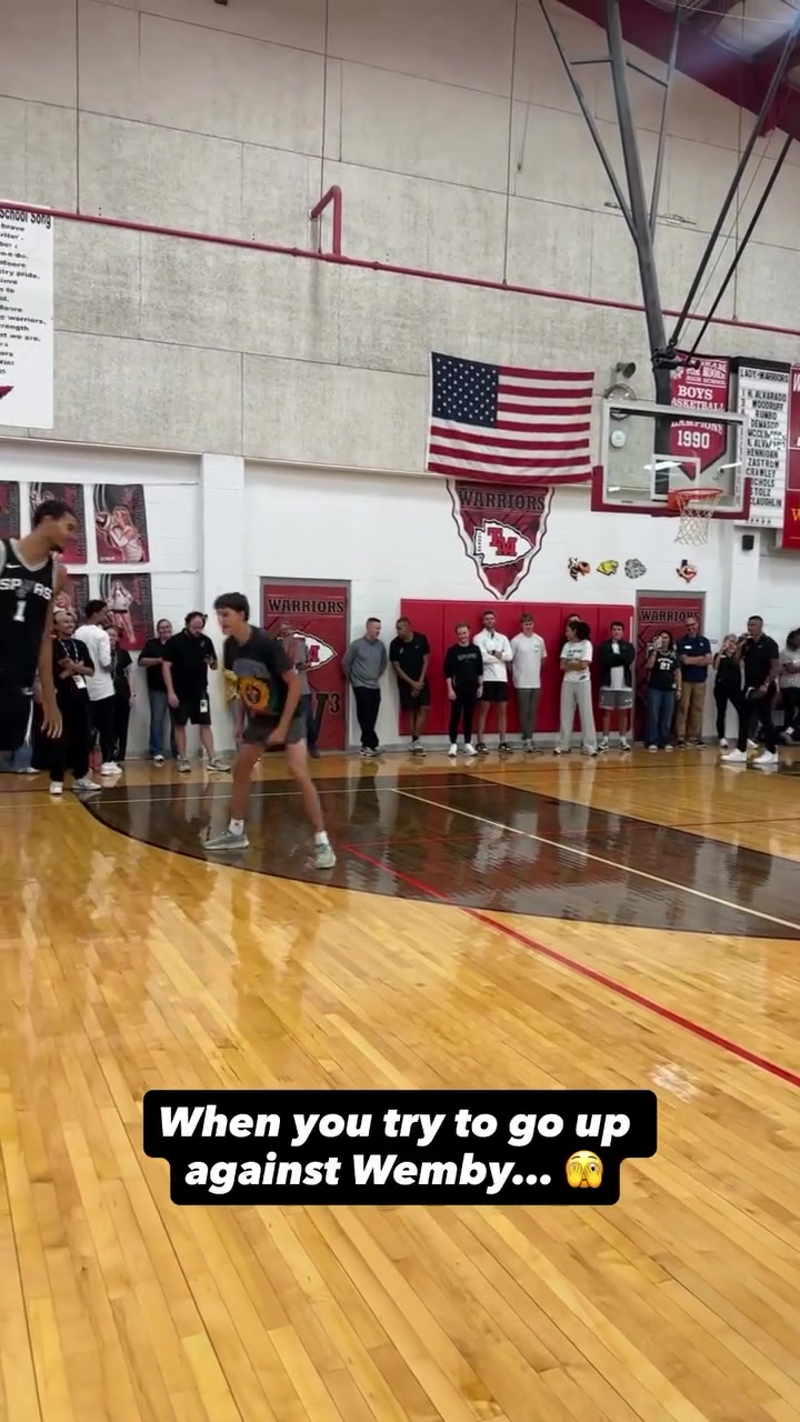 这我学鸡毛啊文班亚马与社区球迷交流 先送大帽再送隔扣