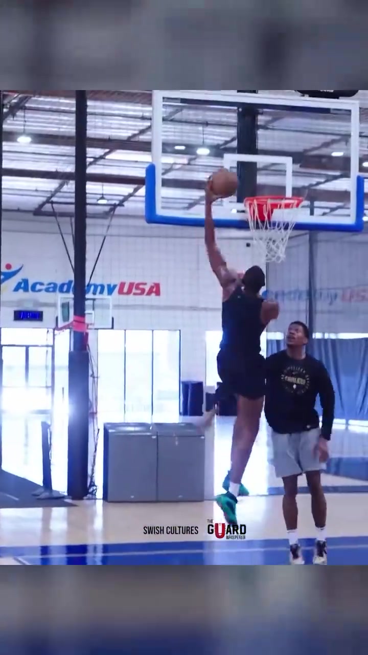 DPOY莫布里上脚哈登8球鞋在球馆中一对一训练