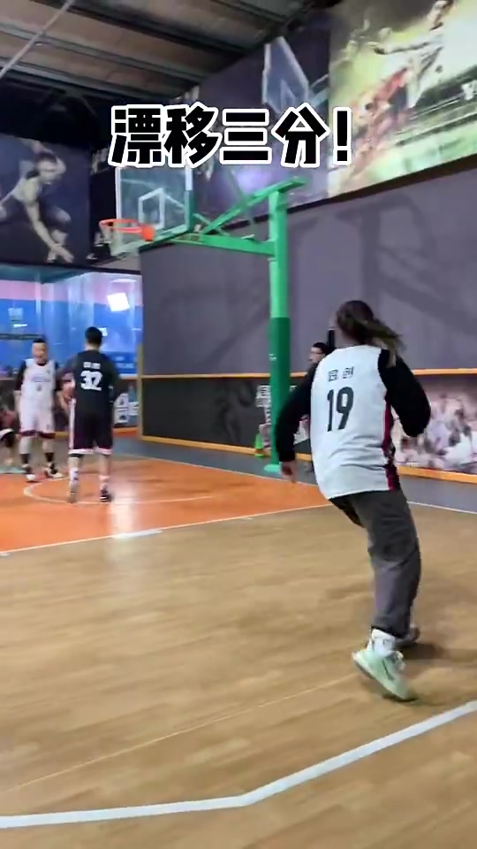 场边加油声不断小姐姐用自己高超球技征服全场男生