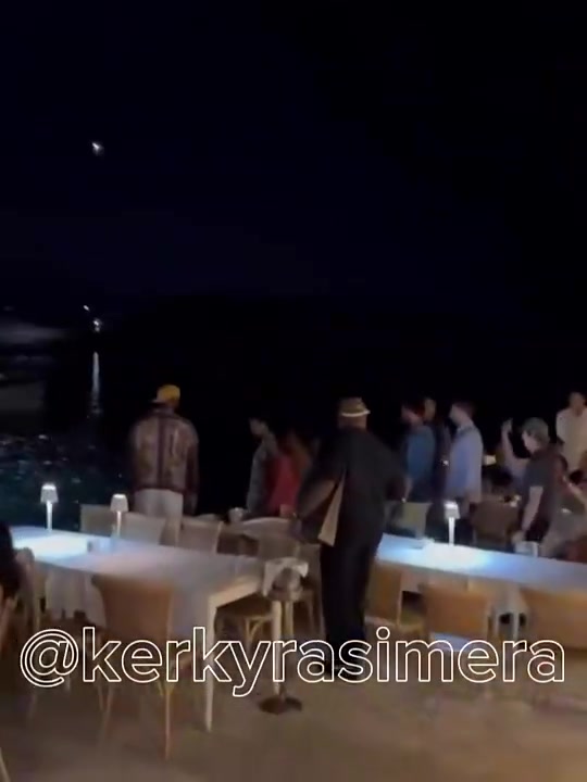 享受赛季前假期詹姆斯现身希腊科孚岛度假还与当地球迷合影