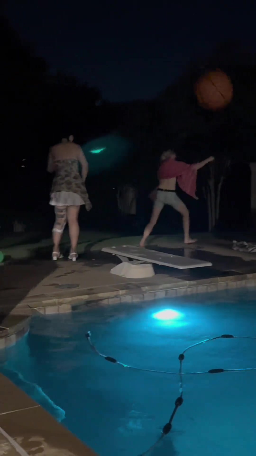 全队集体放假李月汝身穿小短裙和佩奇泳池玩球 但还不能下水