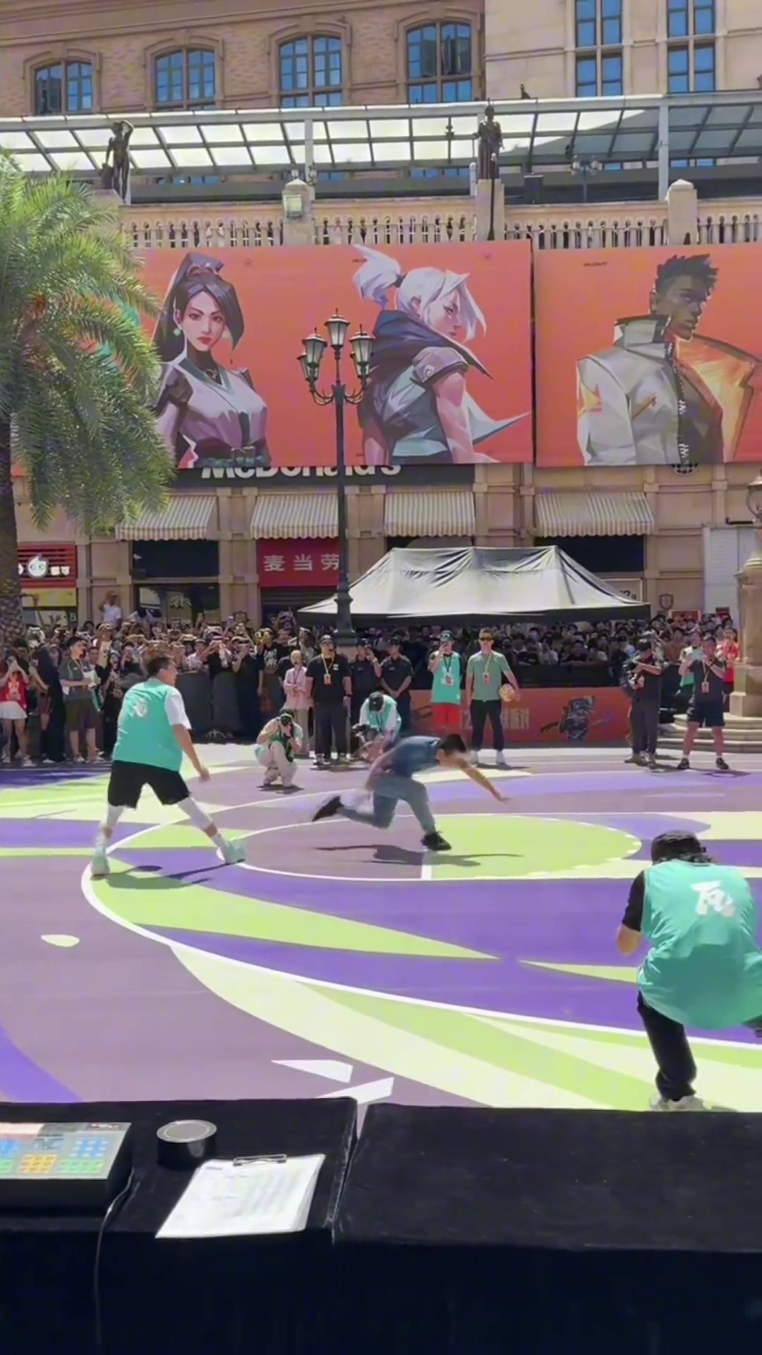 太狠了郭艾伦此前和徐静雨1v1直接晃得徐静雨飞出去了...