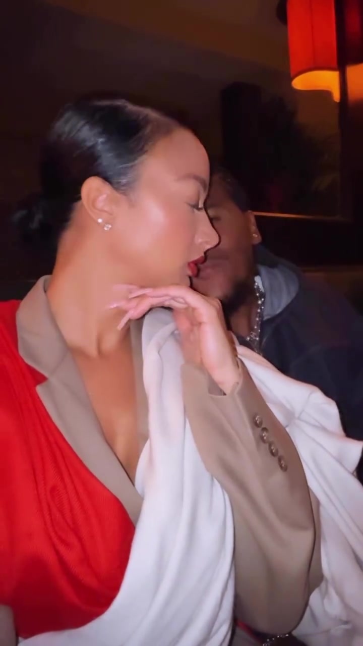 打架完就和好40岁女友今日又晒出与杰伦-格林亲密接吻视频