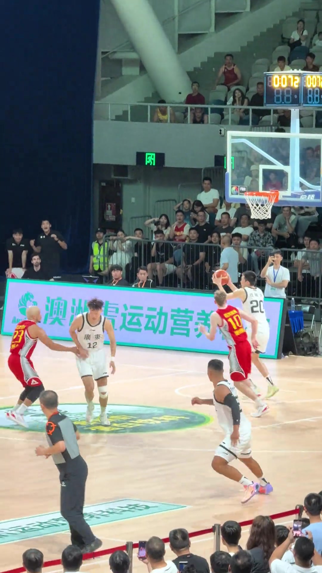 太离谱了落后2分张昊篮下快攻接球选择回传失误葬送比赛