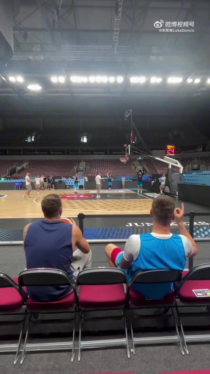 东契奇这手感是真恐怖坐在场下板凳随手一扔就进了