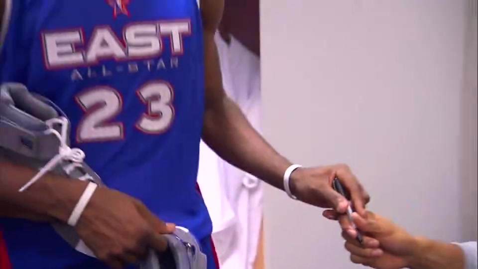 当年也是小迷弟詹姆斯首次进全明星时让队友在鞋子上签名留念