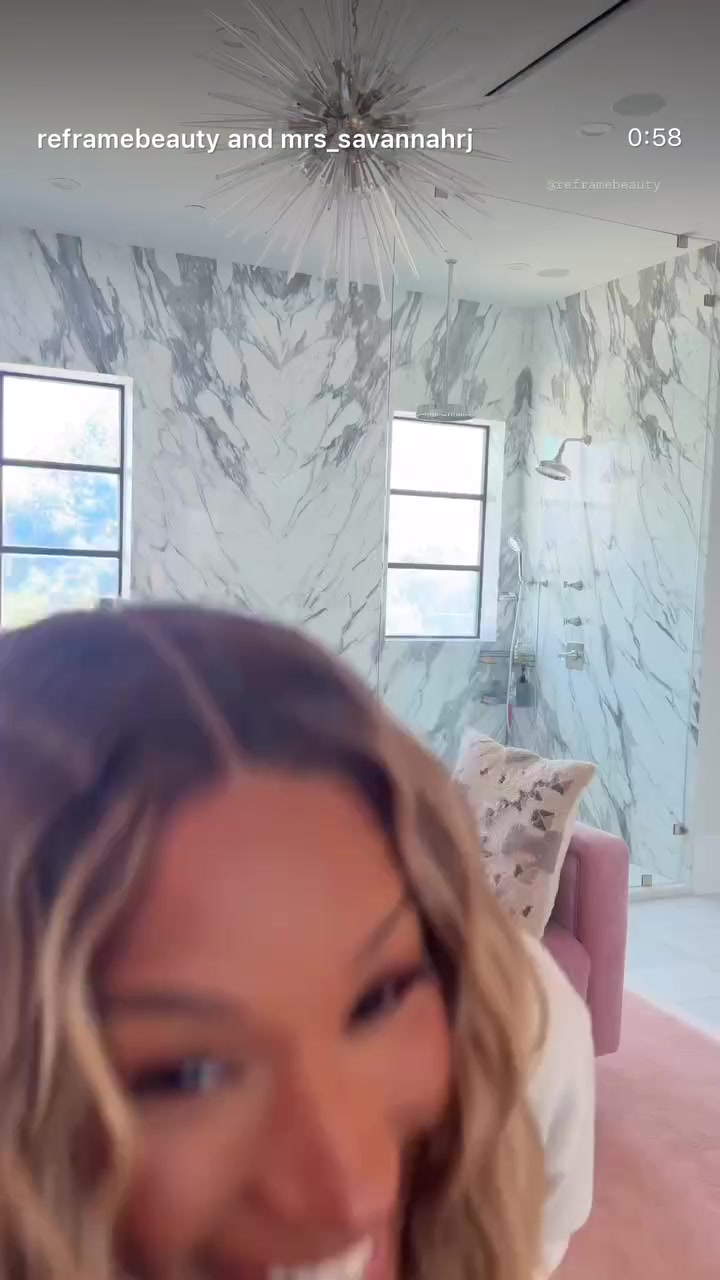 保养得不错近距离感受下詹嫂萨瓦娜的颜值牙齿是真的白