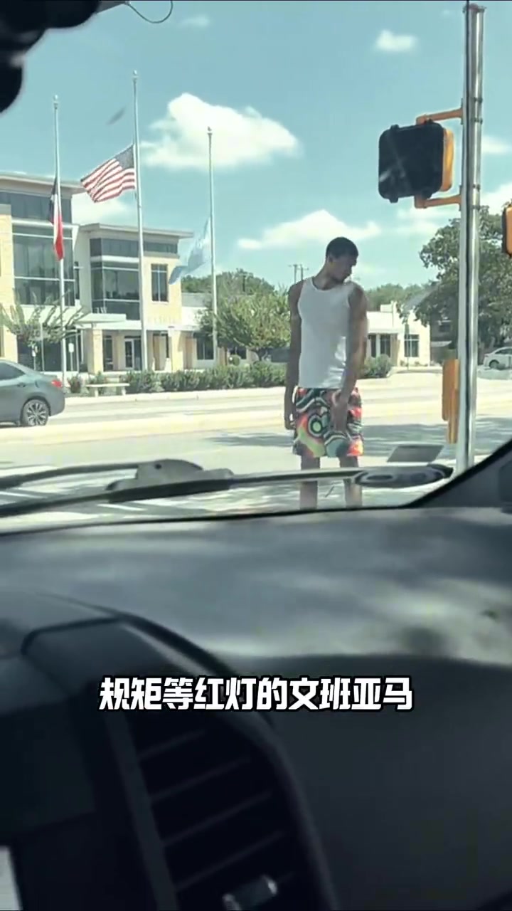 遵守交通规则球迷街头拍到文班亚马乖乖地在路边等红绿灯