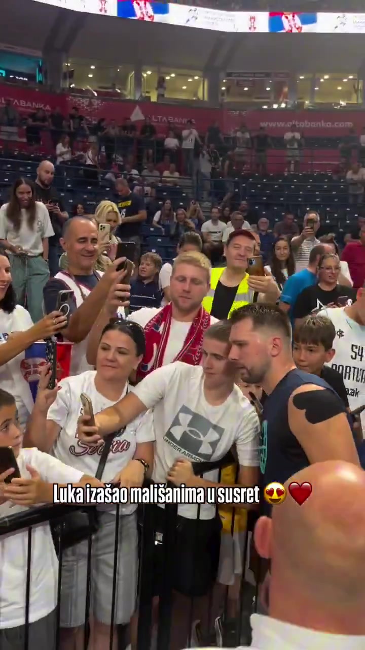 优质偶像东契奇十分耐心与场边小球迷合影签名一个不落