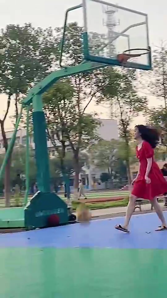 看起来玩得很开心啊小姐姐穿着裙子拖鞋和一群小男孩打球