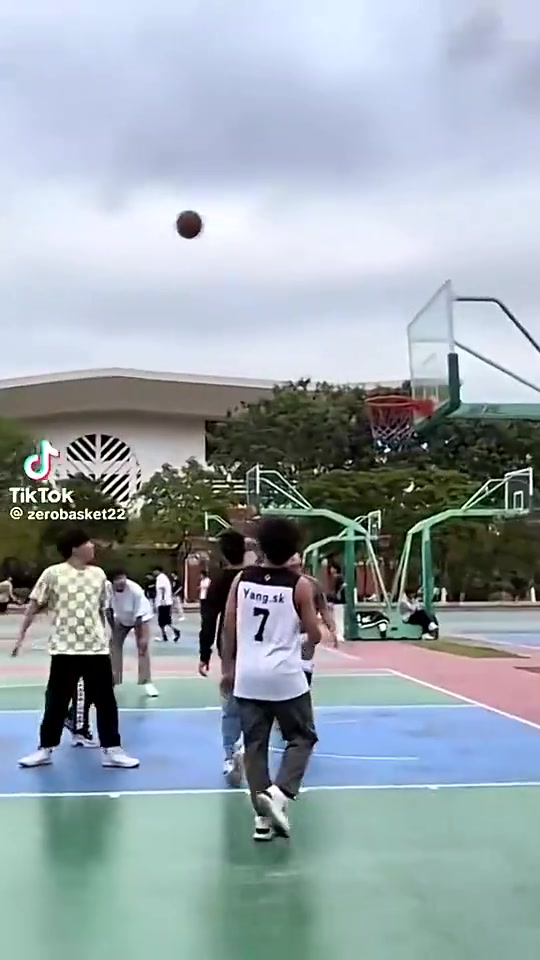 小伙敢用乔丹专属BGM这球技确实牛逼啊