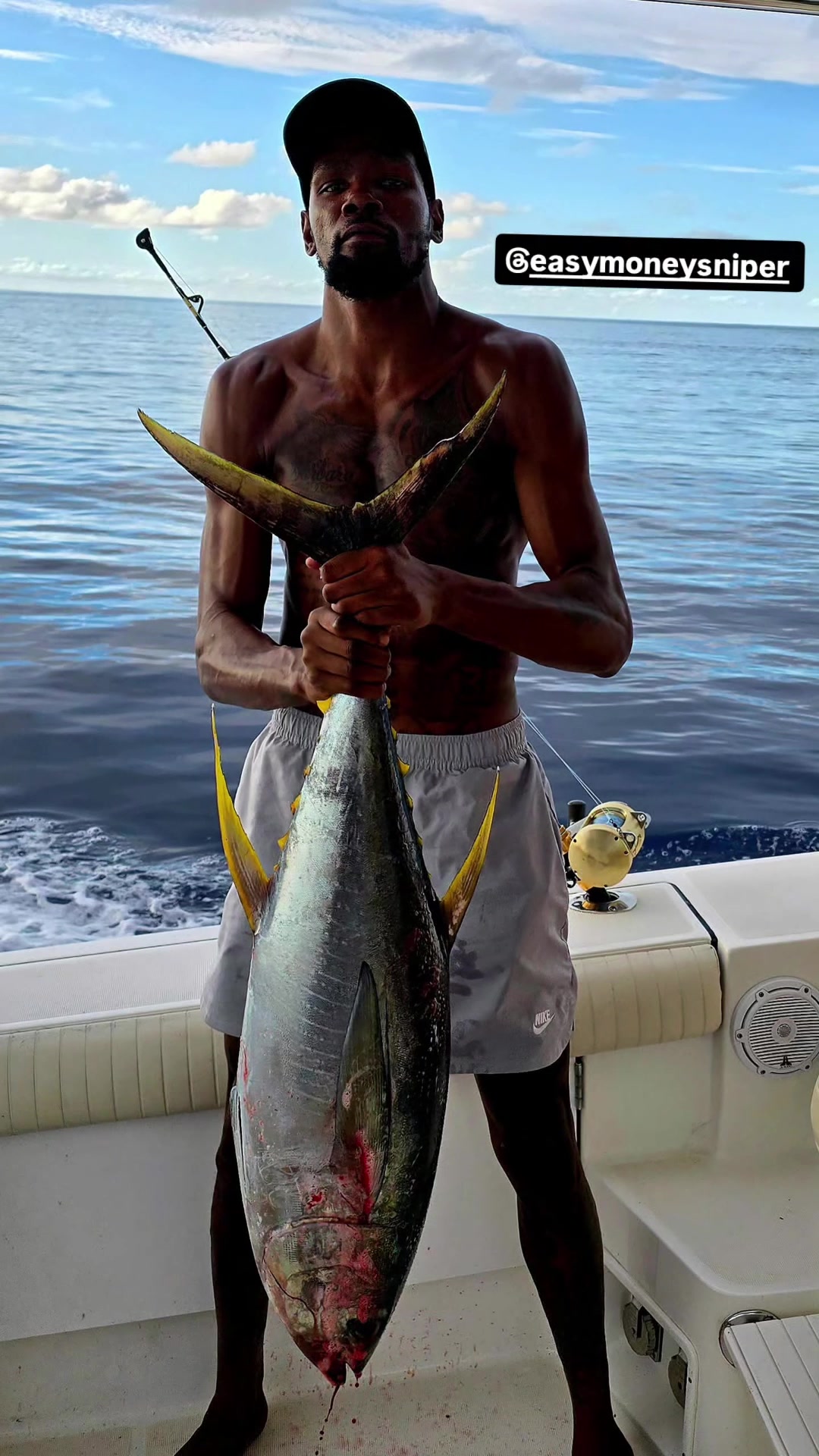 海王带大哥捕鱼亚当斯社媒晒与KD出海照这大鱼得超1米