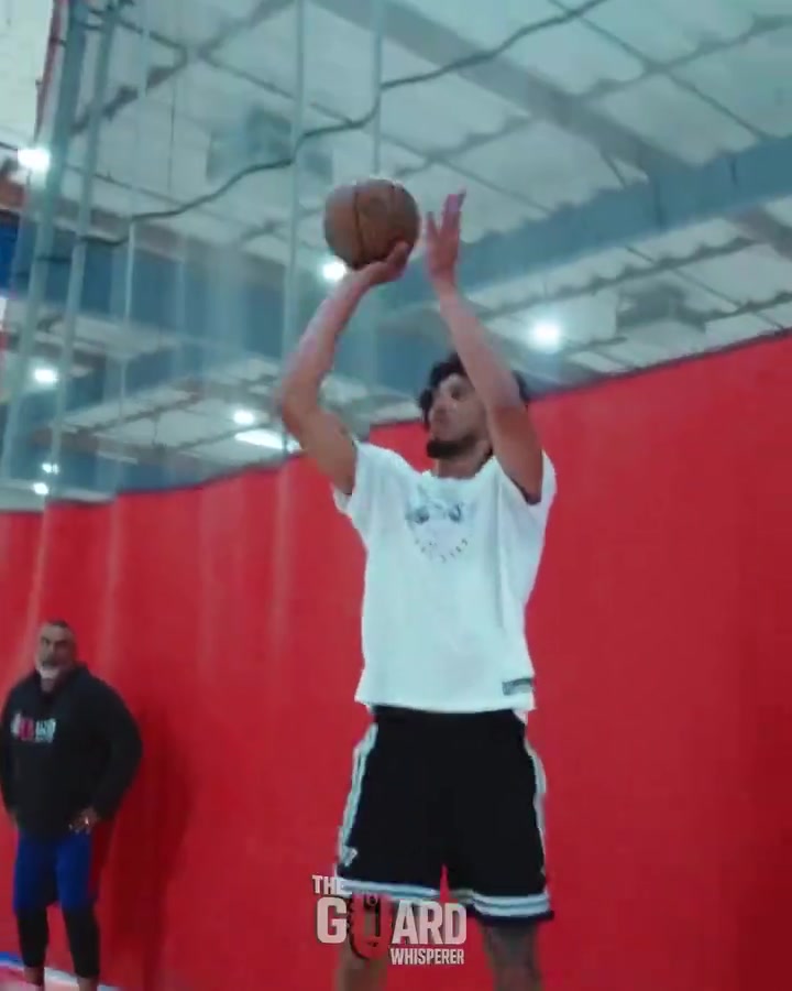 海斯休赛期苦练投射 新赛季要给东契奇老詹拉开空间了