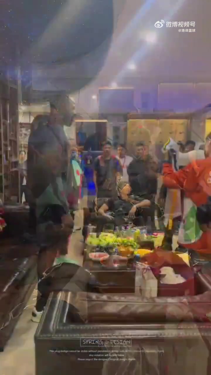 追梦中国行东北站拜访赵本山老爷子穿的这身很年轻啊