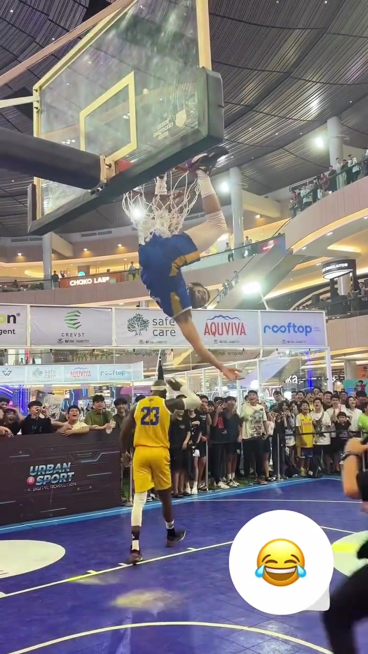 菲律宾库里暴扣倒挂篮筐 不知道美国库里能不能做到