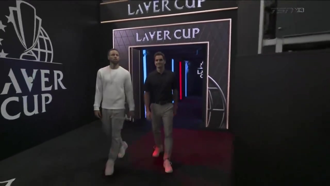 梦幻联动库里与网坛传奇费德勒携手步入赛场为拉沃尔杯挑边