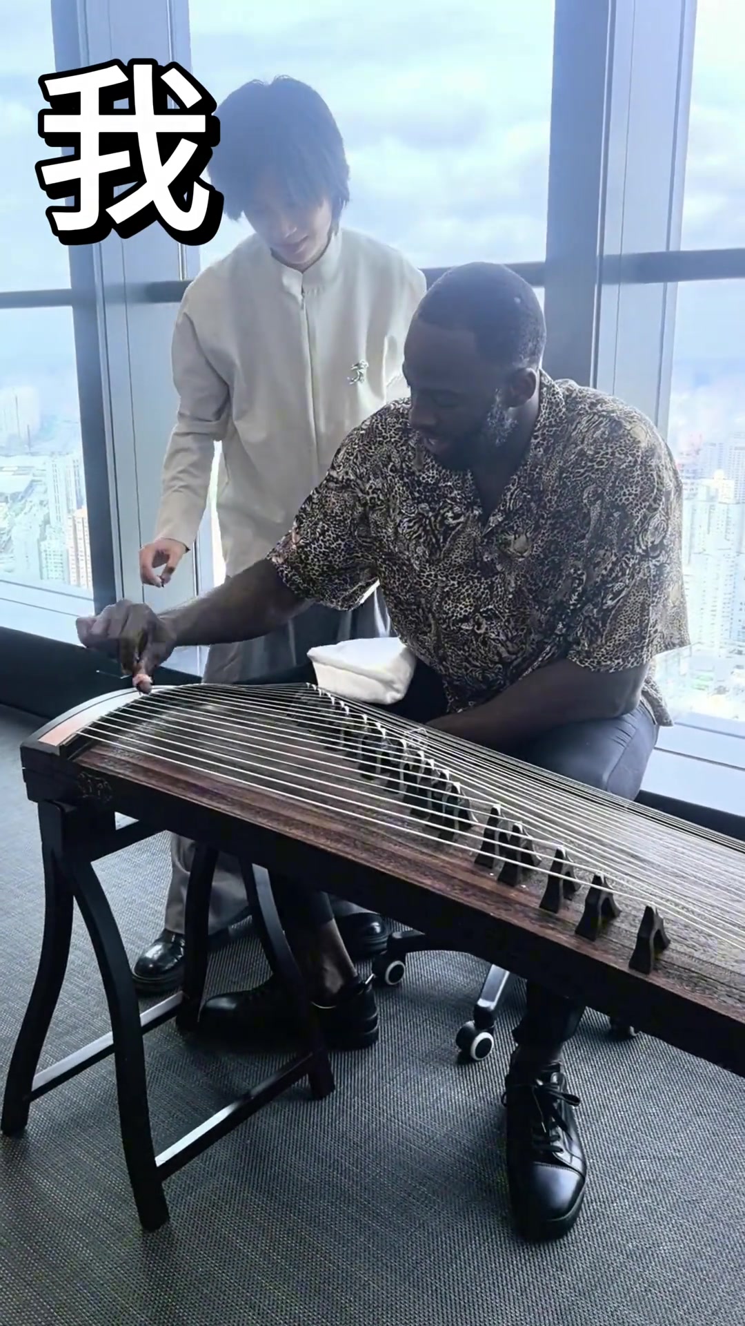 追梦尝试弹中国古筝 天赋炸裂一学就会啊