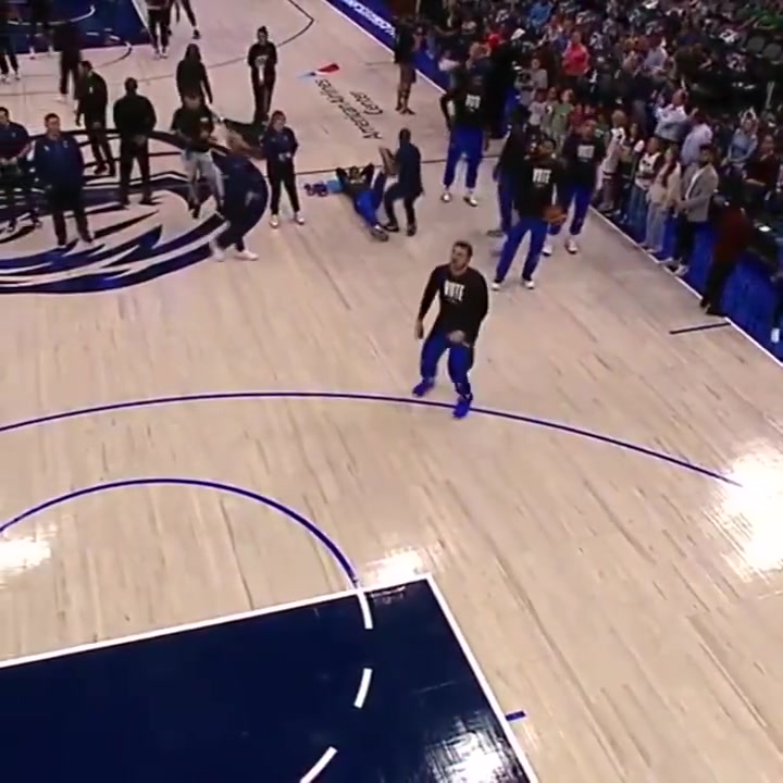 篮球界的足球大师名场面东契奇用肩膀弹进一个长两分球