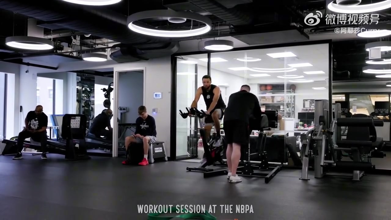 库里的训练看着就很累了不知道他本人怎么坚持下来的