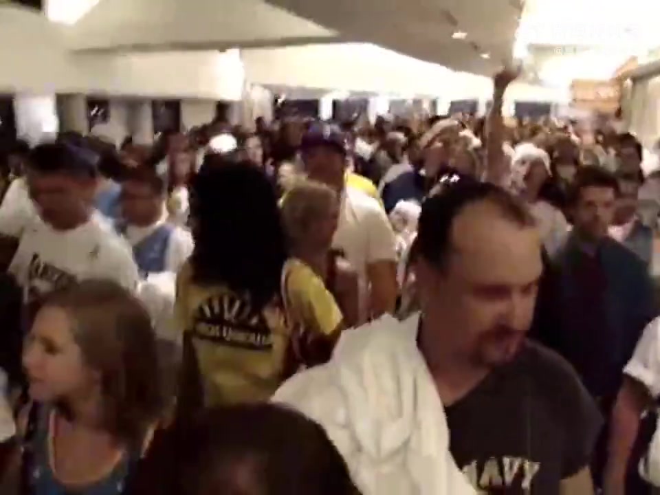 08年季后赛首轮湖人横扫掘金掘金主场外球迷高喊MVP