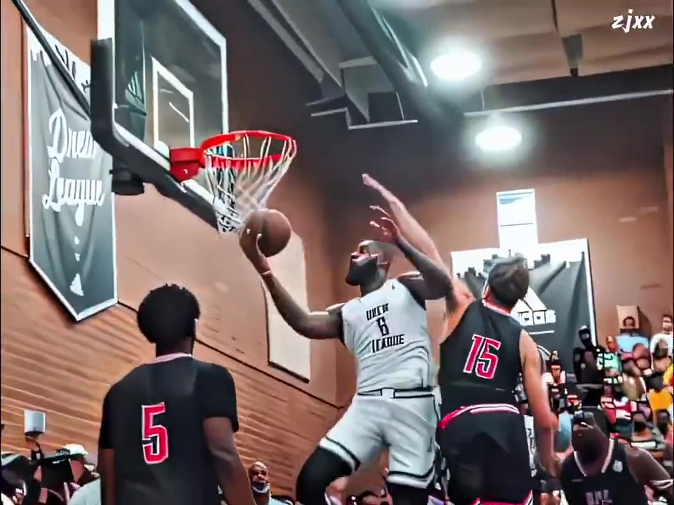 詹姆斯前两年打野球联赛的样子真的生猛啊