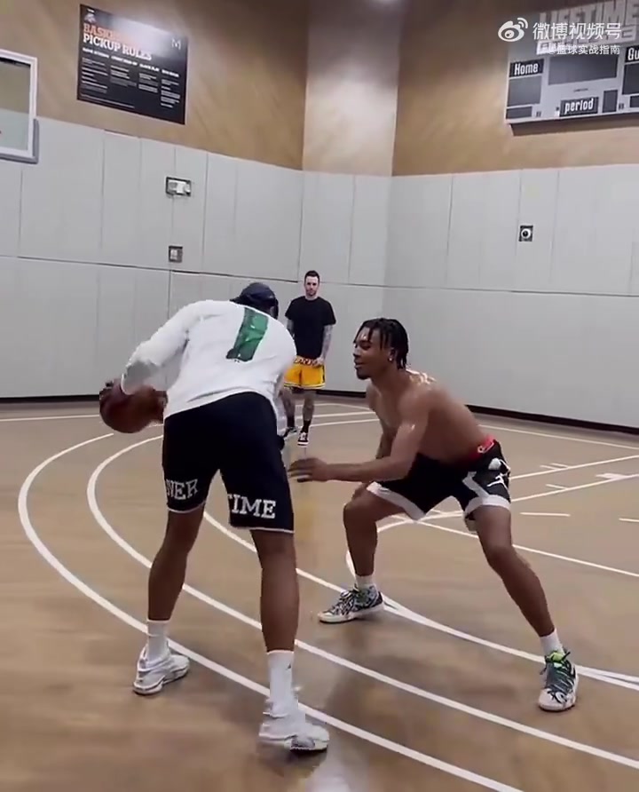 三威胁这一个动作玩出花的男人