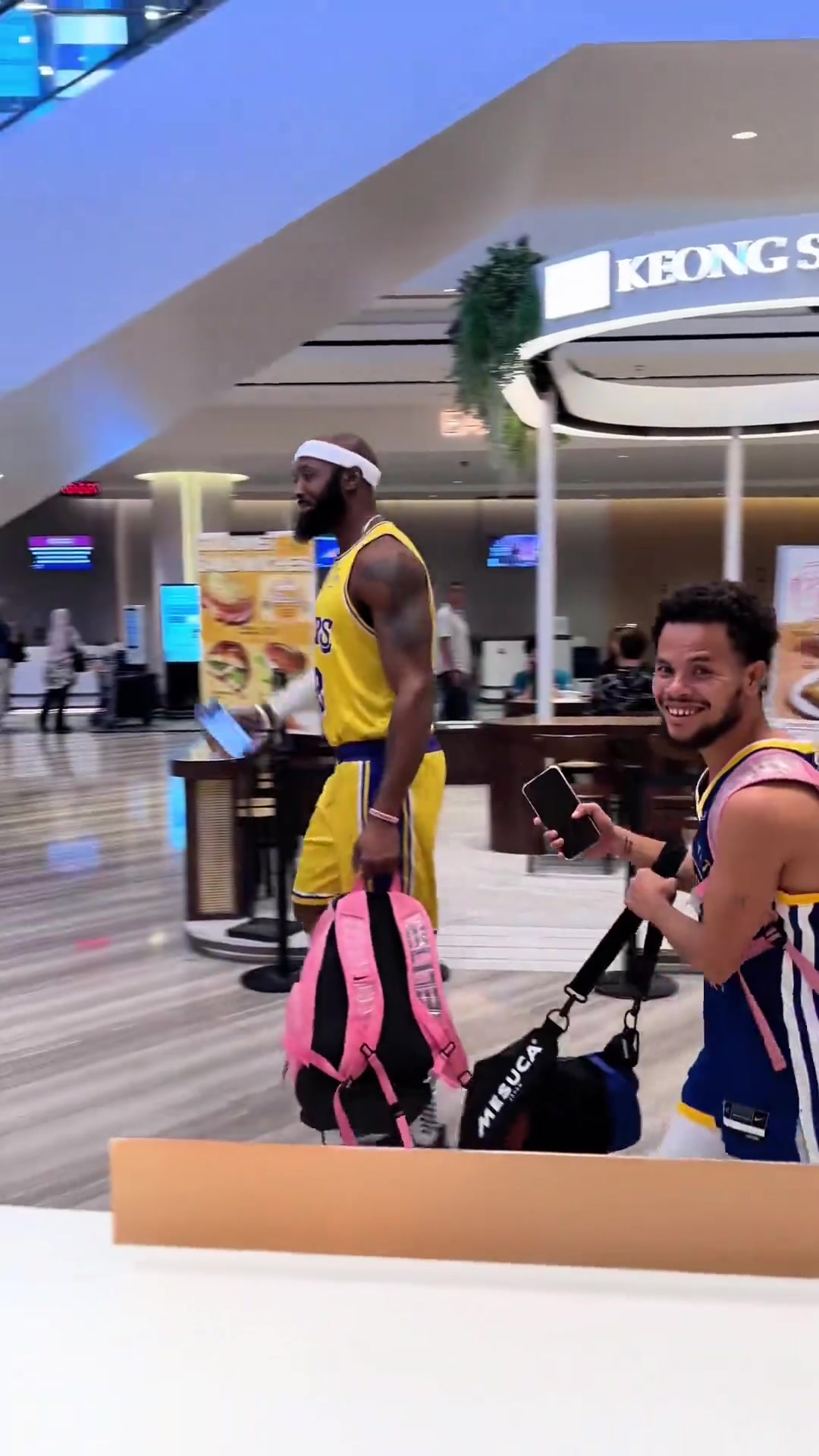 菲律宾詹带着库里逛街...