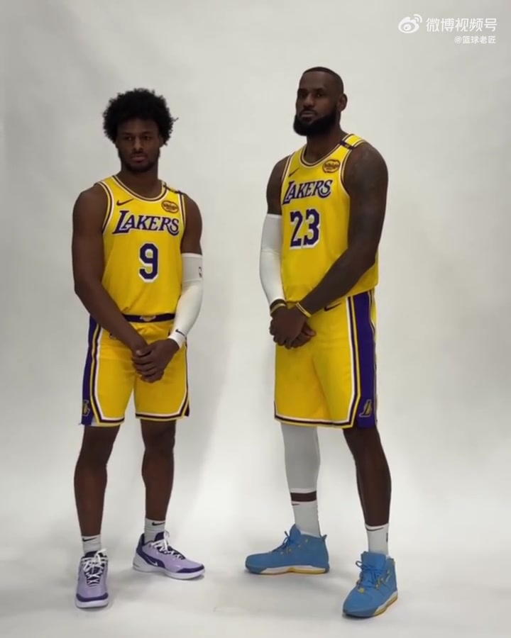 历史性时刻去年湖人媒体日詹姆斯与布朗尼一起拍合照