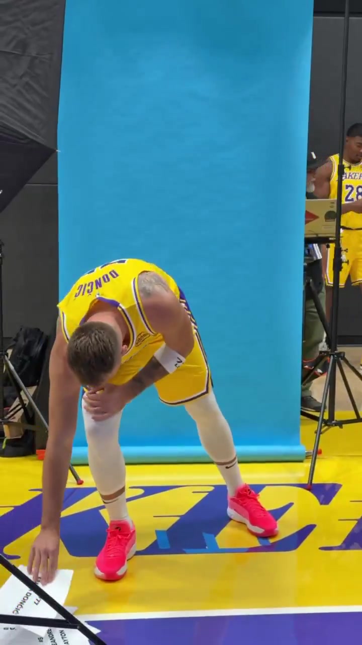 减重近40磅东契奇媒体日上看着明显瘦了太多了