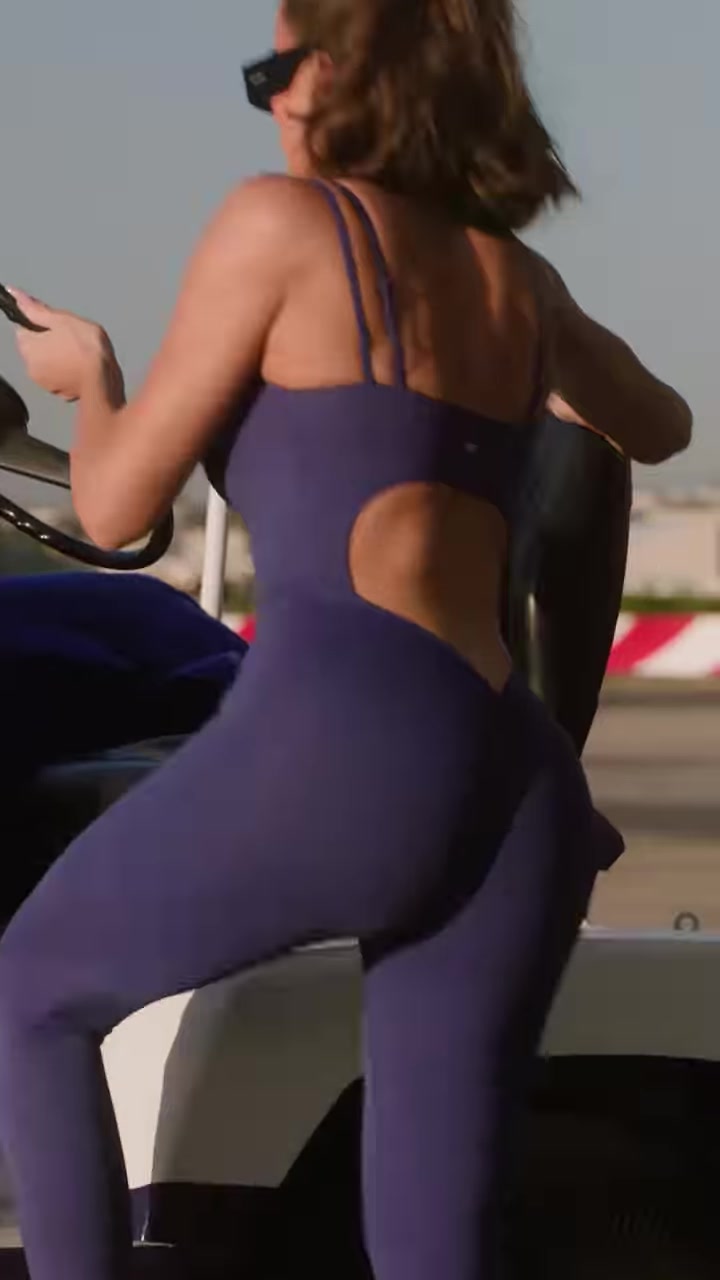 科勒卡戴珊为运动品牌拍摄广告片这身材不输二姐