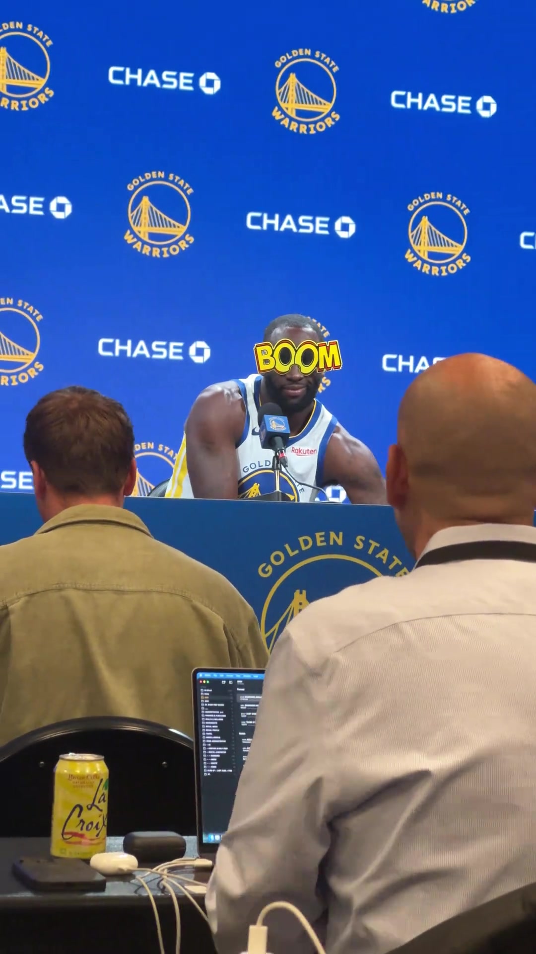 追梦格林在媒体日上整活 带着一个boom大眼镜接受采访