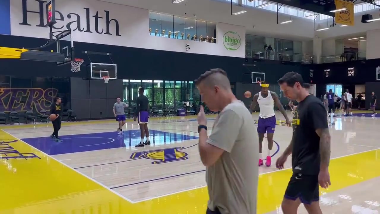 谁更准范德彪PK拉拉维亚湖人训练后的投篮练习