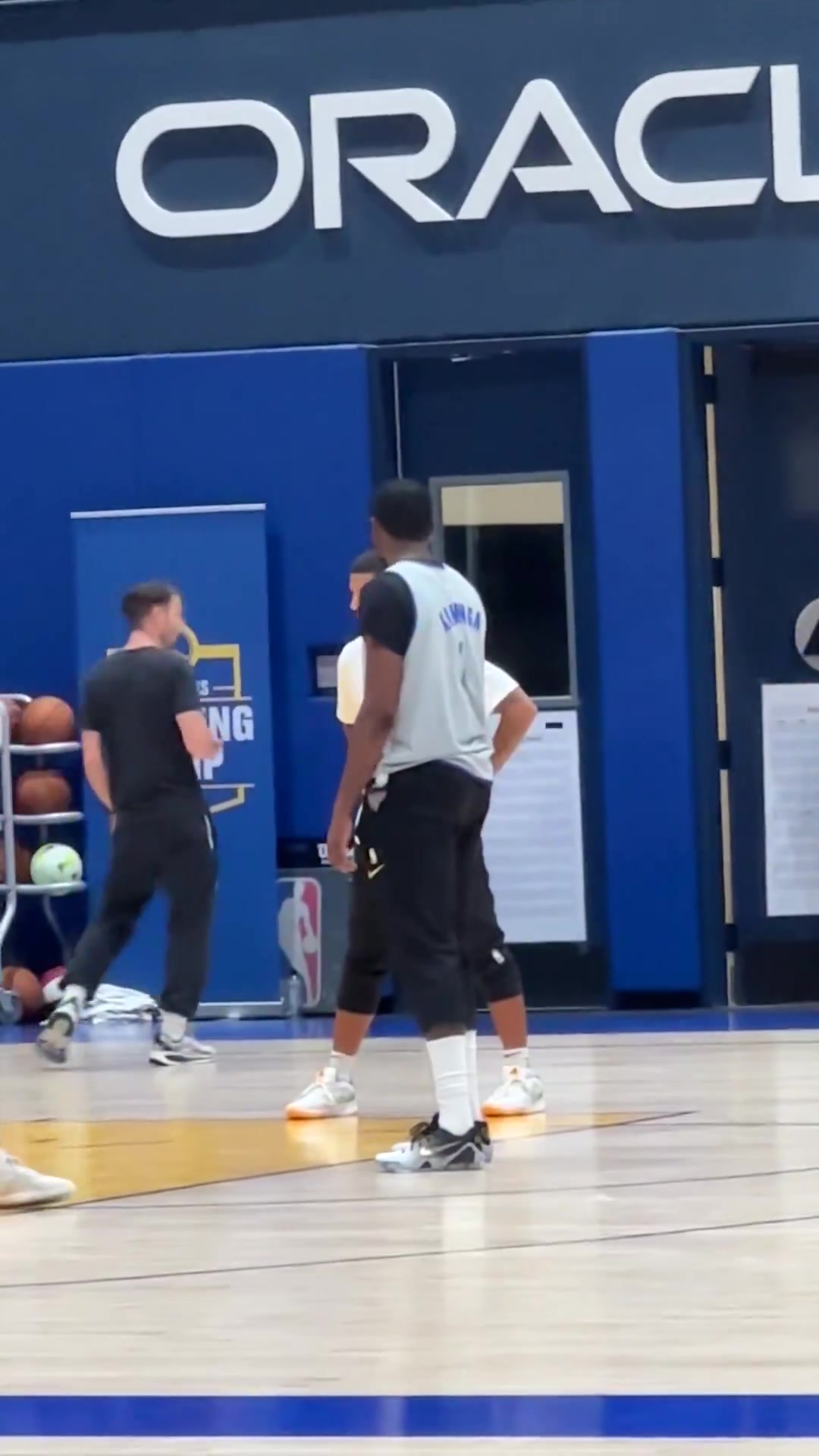 新的开始库明加新赛季将改穿1号球衣