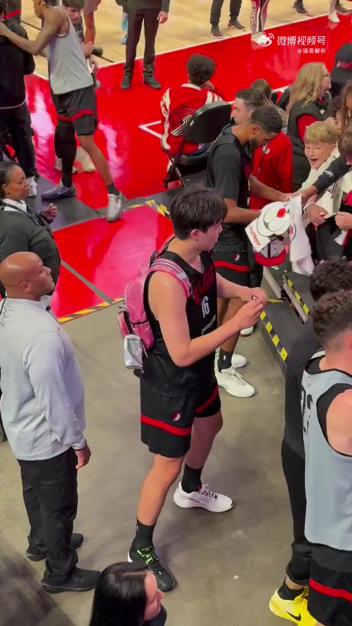 杨翰森这个签名手速得练练了 签这么认真你是真签不完