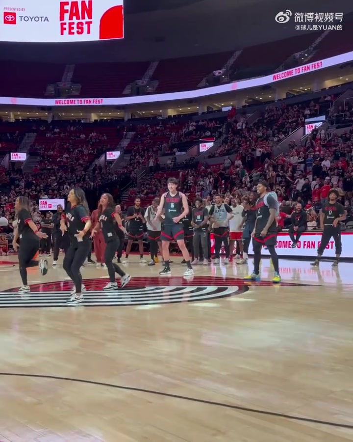 有种老实人豁出去的感觉杨瀚森终究还是没逃过背粉色小书包跳舞