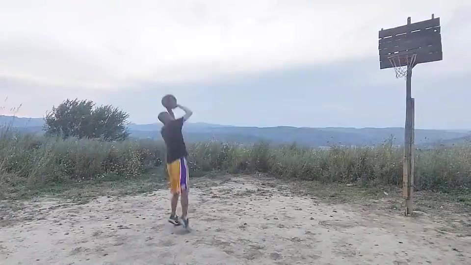 小伙这投篮姿势也太像科比了吧可以秒杀八成模仿者了