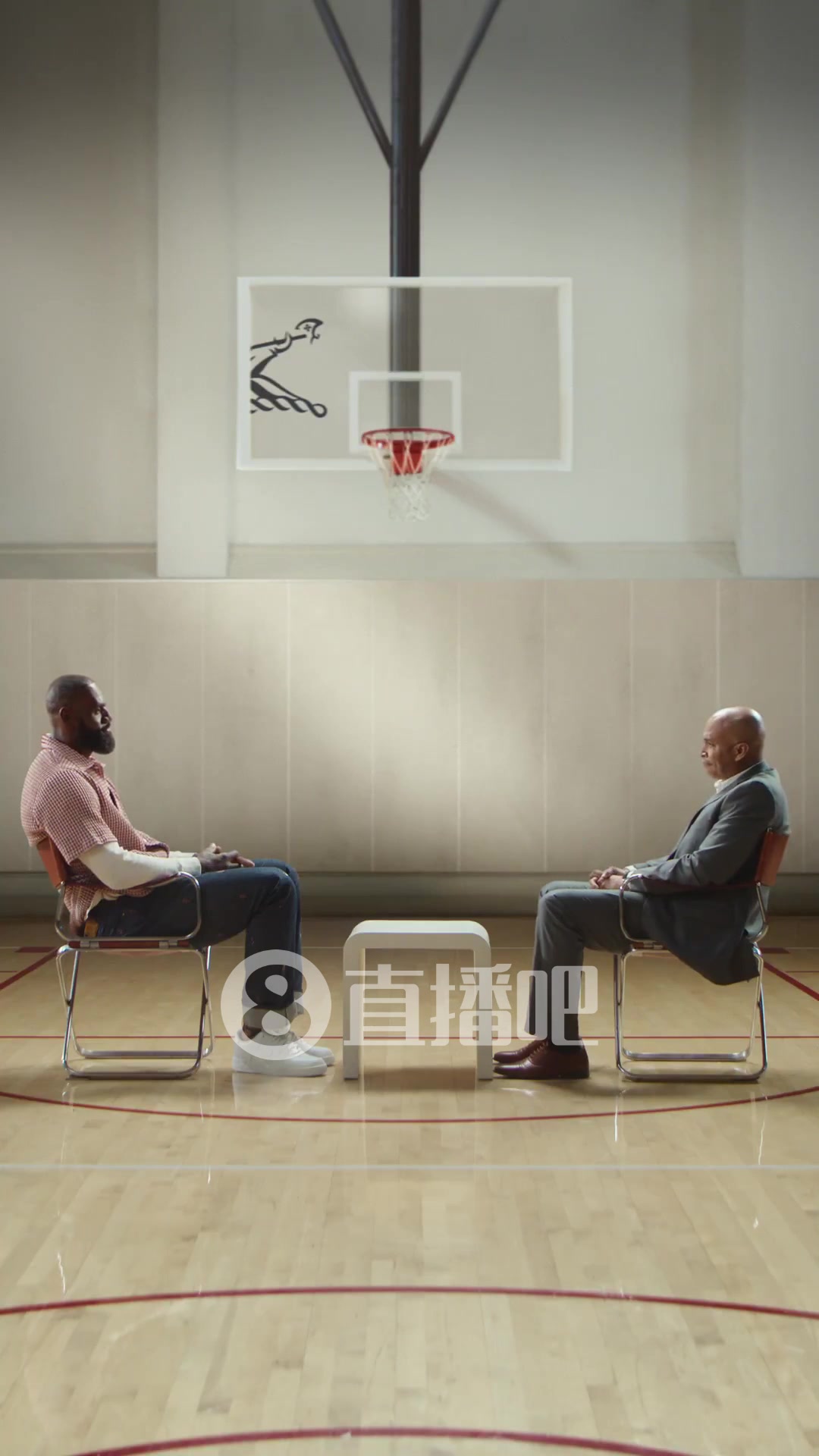 有点难评等了一天的詹姆斯决定二是广告老詹还给酒戴皇冠