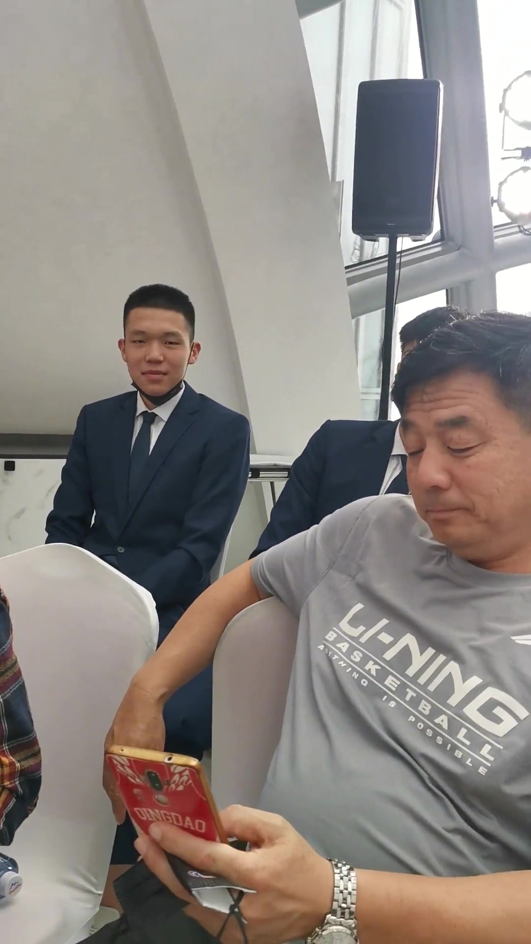 嫩回顾16岁杨瀚森被拍摄的视频 球迷长得像李景亮