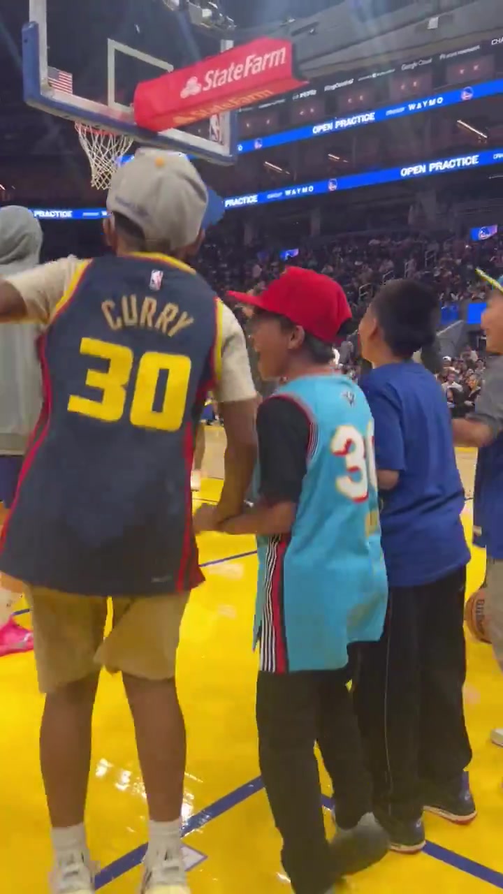 库里和小粉丝击掌这娃大喊我再也不洗手了