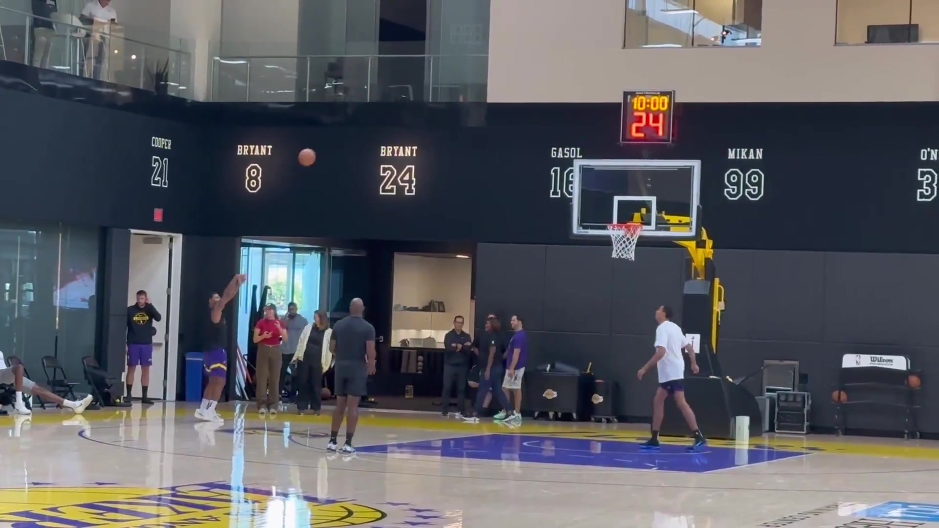 未来几天完成首秀斯玛特在今日训练后加练了三分投篮