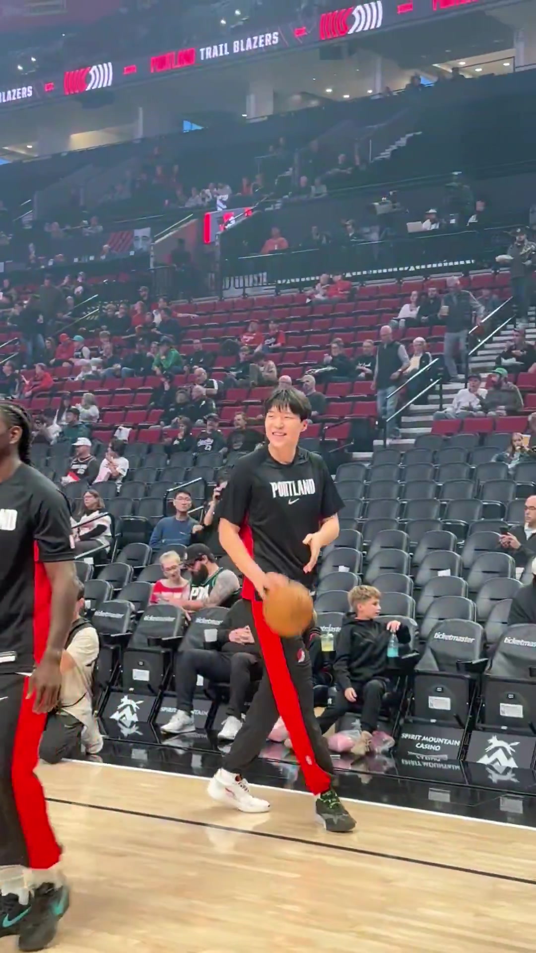 两名场边小球迷得到杨瀚森的回应后笑得非常开心