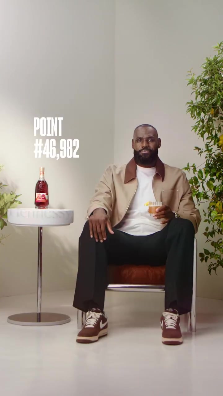 一口闷了詹姆斯又更新社媒了这次还是宣传轩尼诗