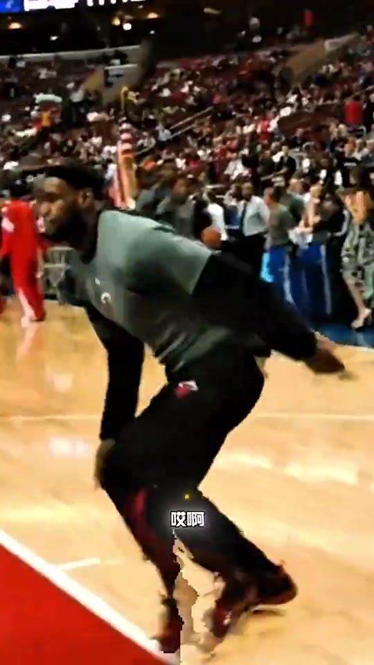 杨毅扣篮大赛现在变成这样就赖詹姆斯他要参加肯定能带起来