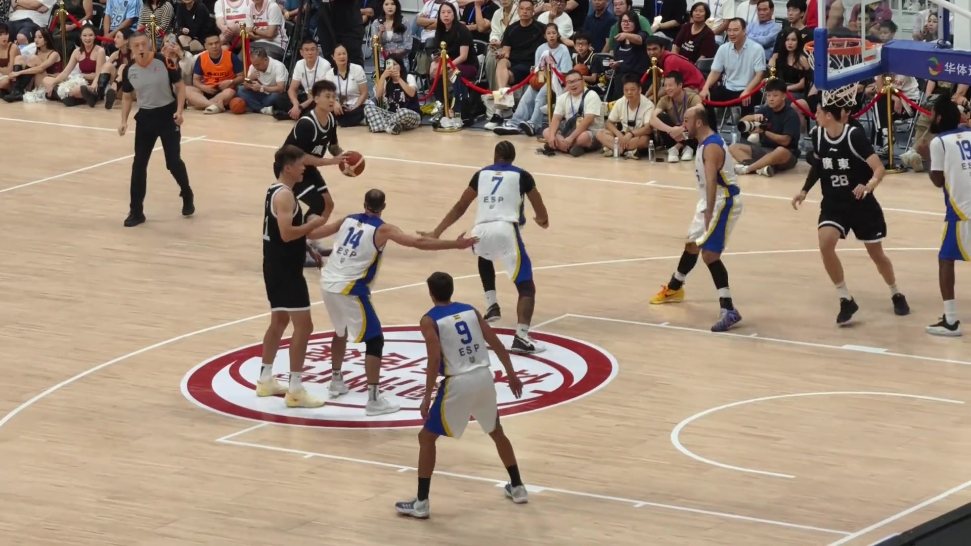 还是熟悉的周队周鹏场上因对手小动作直接一拳干翻对手