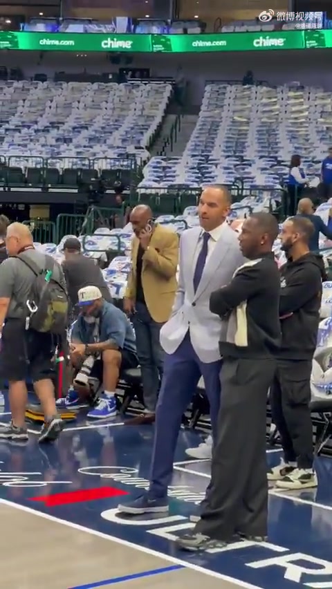 两位这是在谈什么交易呢富保罗与独行侠高管Nico面对面热聊