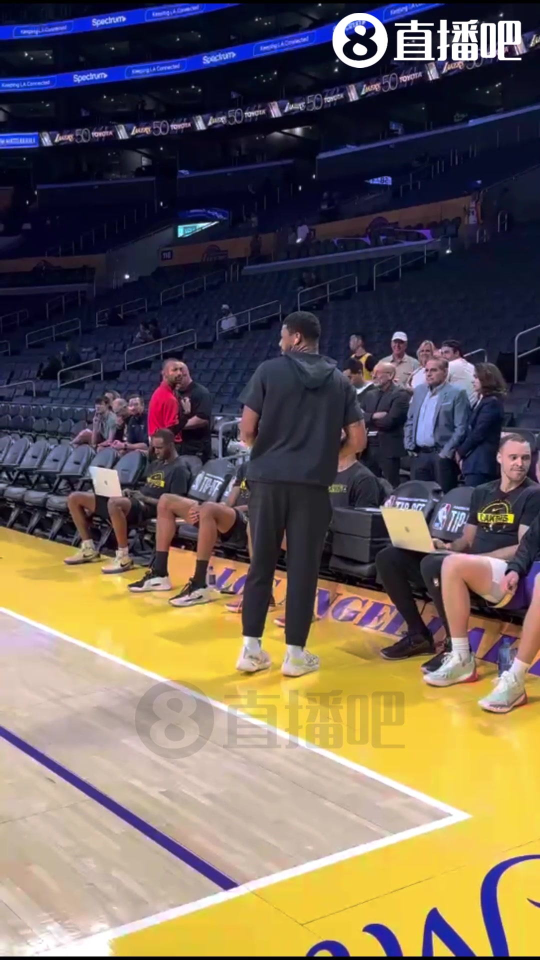 被你蒙进了斯玛特在替补席背对篮筐扔进三分