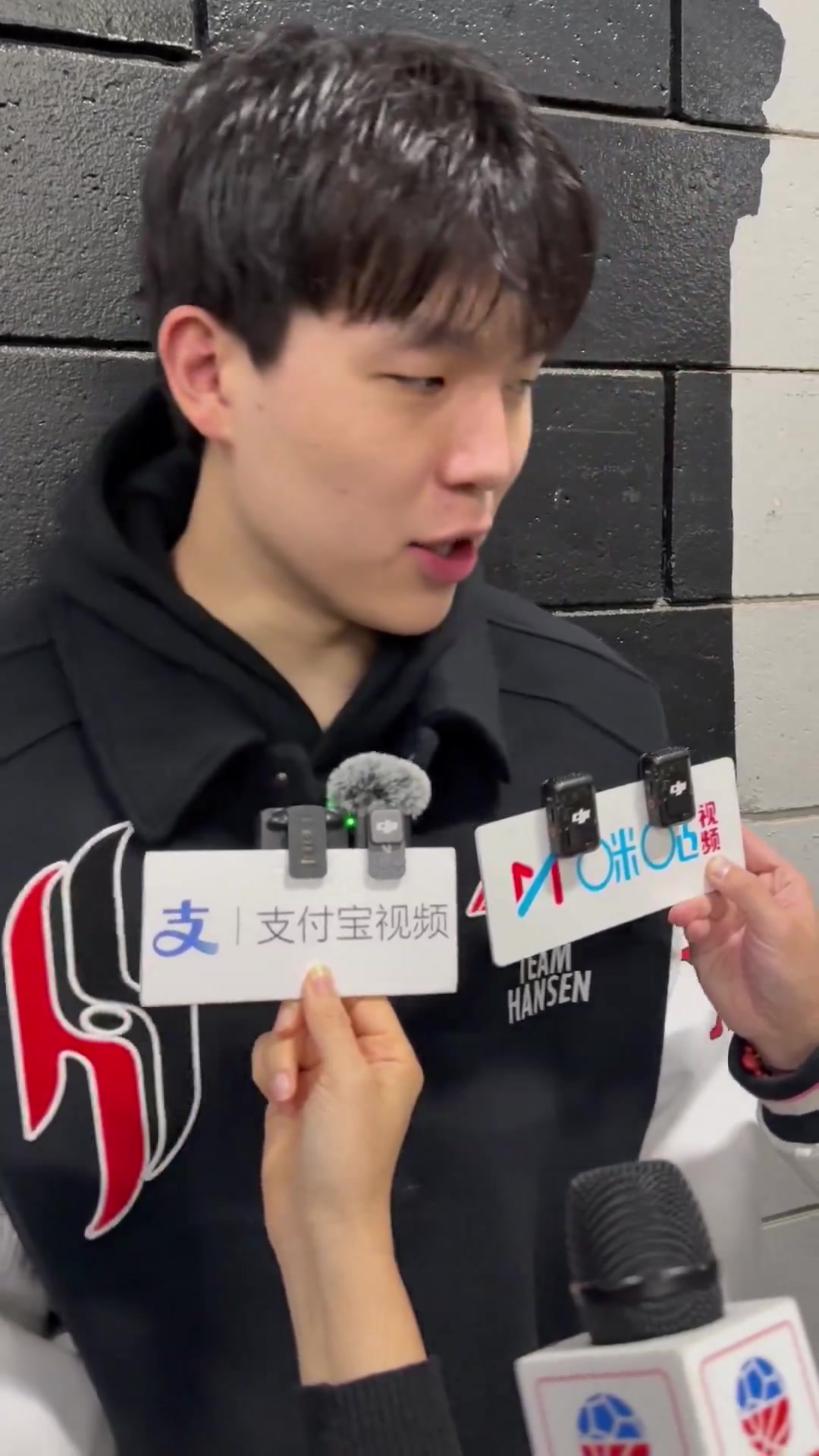 在替补席和队友喊得最多的是瀚森不能说有时候有点骂人的