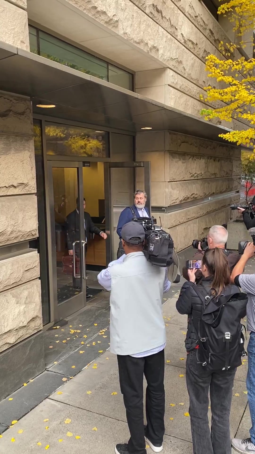 看上去很淡定比卢普斯身穿运动连帽衫离开法院