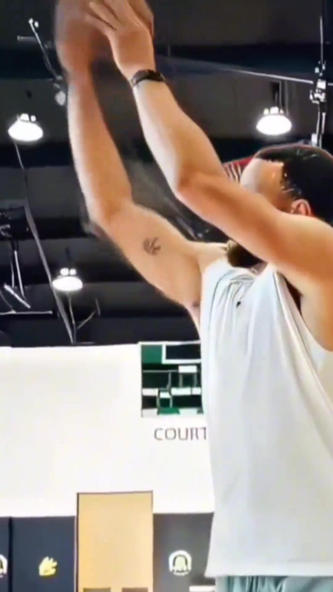 库里投篮细节解析投篮持球手型相距较近投篮往上发力...