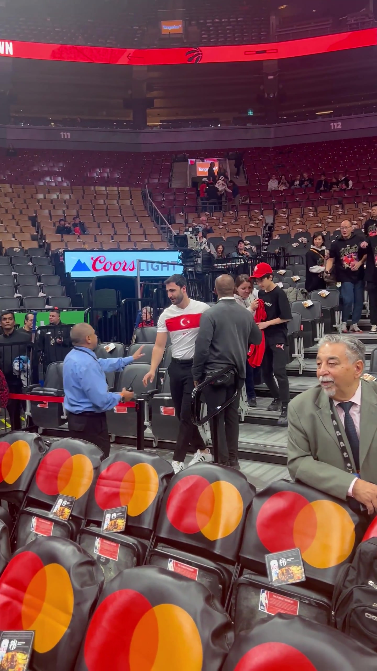 人真好昨天申京支开保安 喊现场支持他的土耳其老乡合影签名